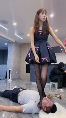 资讯|直播视频 《麋鹿银儿》暴力仙女-骑马犬化/抽耳光/高跟踩踏/掐脖窒息 [48分56秒]