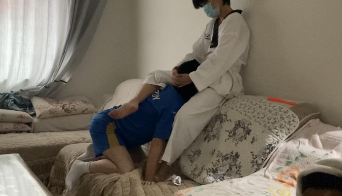足下生辉 《足下生辉》跆拳道女同暴虐小偷（剧情、袜脚踩踏、羞辱、腿绞） [32分35秒]