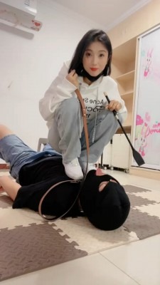 直播视频 《海绵大大》空军一号-白袜-人体擦鞋器/骑狗背/踩踏/虐乳/深喉 [48分56秒]