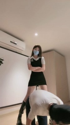 直播视频 《樱子大人》长靴踩踏/骑马转胯/抽耳光/胯下夹头/提档/掐乳 [48分56秒]
