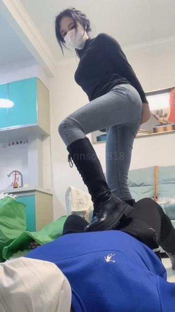 女王女主 美女销售牛仔裤长靴强力踢裆膝顶狗蛋碾踩折磨 [17分26秒]
