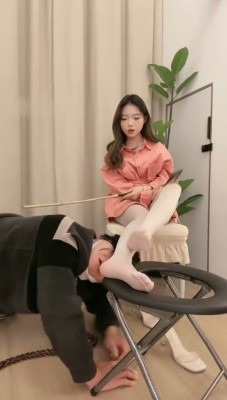 直播视频 《珂儿大小姐》白丝美腿主播驯化厕奴 [30分19秒]