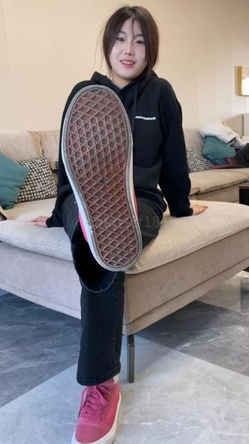 资讯|女王女主 高中小妹脏鞋底棉袜裸足脚垫羞辱 [9分46秒]