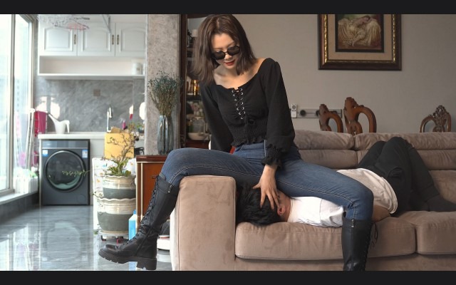 女王女主 《初见》不良学妹牛仔裤大皮靴暴力坐脸/颜面骑乘/物化人形坐垫 [32分35秒]