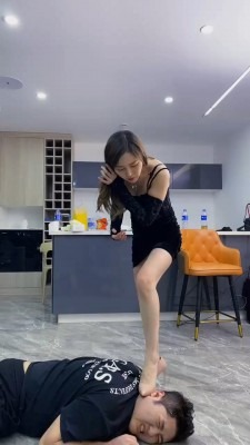 资讯|直播视频 《麋鹿银儿》模特S-膝盖顶/揪耳朵/重度鞭打/高跟踩狗头/勒脖窒息 [48分56秒]