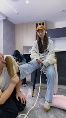 直播视频 《麋鹿银儿》暴力踢踹/掐脖窒息/拽头发揪耳朵/骑马/鞭打踩踏 [48分56秒]