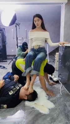 直播视频 《麋鹿银儿》舔地板喂食/吃口水/鞭打/踩狗爪/全体重踩 [48分56秒]