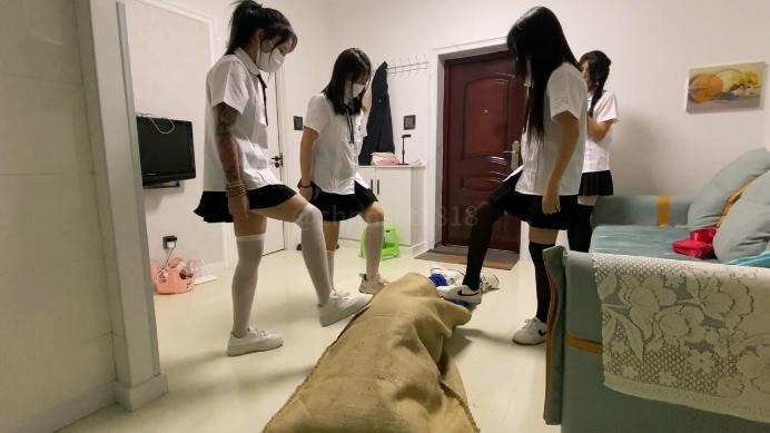 女王女主 校园霸凌之高中小妹暴力踢打狂虐打小报告的臭M [48分56秒]