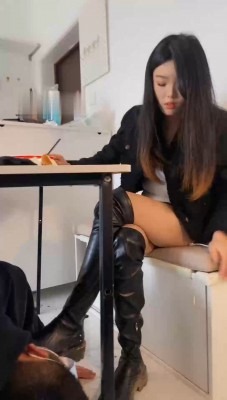 直播视频 《Esse殿下》超恶心重口-泥巴脏长靴踩踏喂食 [48分56秒]