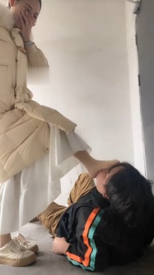 直播视频 《素人挖掘机》户外开发-双素人-小白鞋脏棉袜辱-被无情取笑 [48分56秒]