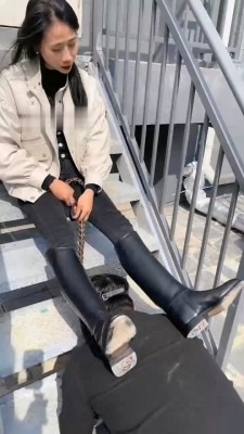 资讯|直播视频 《爱丽丝》户外阳台-双S-狗链锁狗/骑马狗爬/吐口水/踩踏/闻鞋窝《完整版》 [30分19秒]