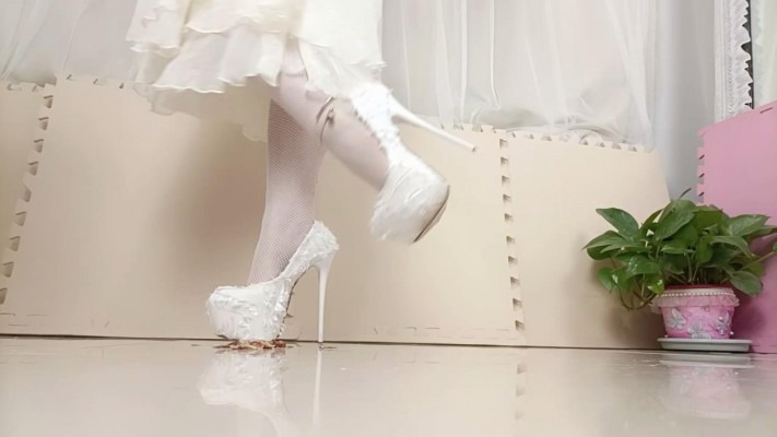 资讯|crush C2458 &#8211; 潇雅纱裙白丝仙女高跟踩鱼蟹 [8分14秒]