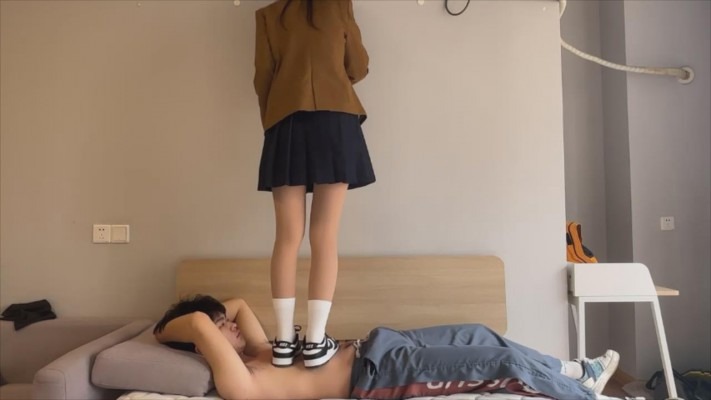 子怡工作室 《无双sama》运动鞋狠踩18岁弟弟 [48分56秒]