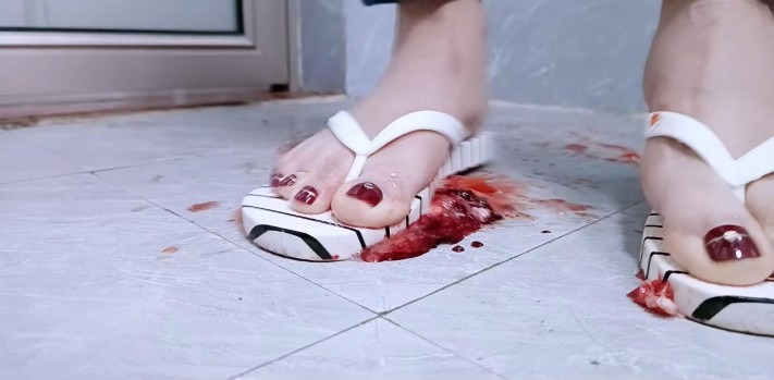 资讯|crush C2423 &#8211; 女王人字拖和绣花鞋踩烂肥金鱼 语言羞辱 [8分14秒]