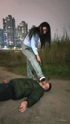 直播视频 《伊晨》双S晚间户外双调-胯下辱-骑马鞭打/踩踏sp [35分40秒]