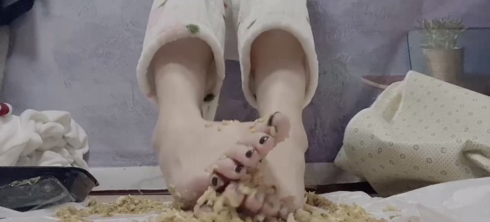 crush 隔壁小猫光脚+口水制作美味蛋炒饭 [9分43秒]