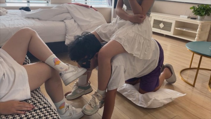 资讯|女王女主 《00后小彤》小彤和姐姐的小狗日常闻鞋骑马 [23分34秒]