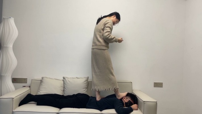 黑丝诱惑 《黑丝诱惑》素人幼教老师芸芸首次露脸调教踩踏 [48分56秒]