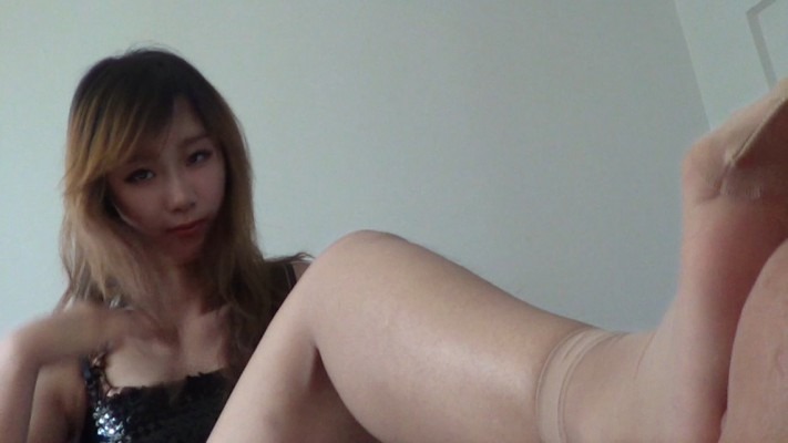 黑冰女神 强制闻短丝脚虐脸脚指头捅眼镜 [48分56秒]