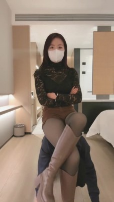 资讯|直播视频 《晓雅》长靴女神-人肉坐垫/碾压踩/数据线抽/夹手指 [48分56秒]