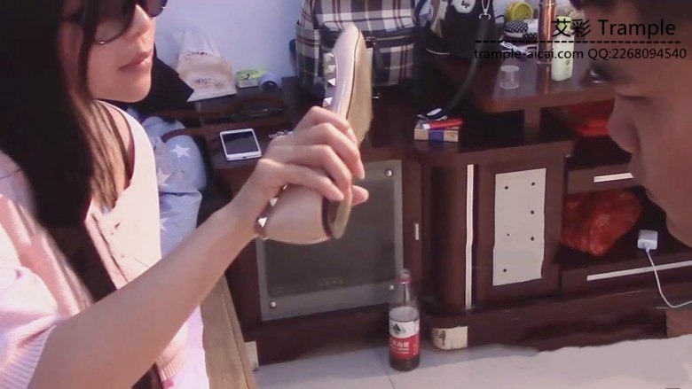 直播视频 叮叮-面包鞋垫喂食调教 [48分56秒]