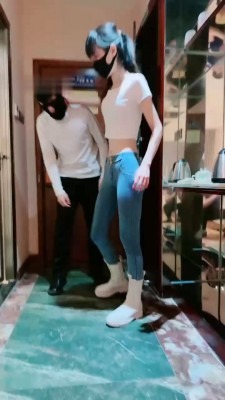 资讯|直播视频 《美娜格格》痛苦教训-白靴跺头/踢踹/耳光/腿绞窒息/深喉/鞭打 [48分56秒]