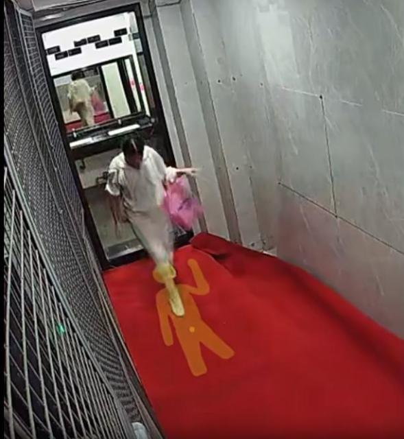 crush 藏泡沫垫下被女生无意识 [49分10秒]