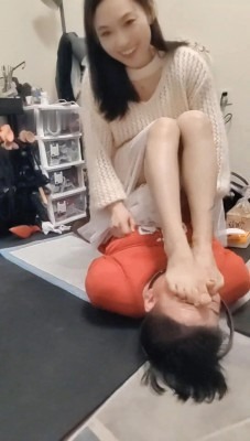 直播视频 《曹大成》飞鱼S复出调-浓痰吐脸/原味脚踩脸虐乳/深喉耳光 [48分56秒]