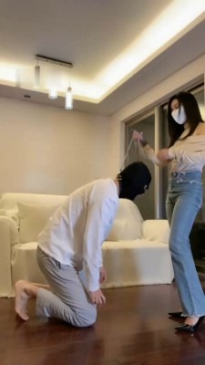 直播视频 《宝爷》牛仔裤腿绞/重度提档/高跟全体重踩踏 [32分35秒]