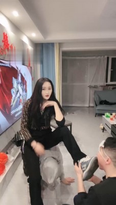 直播视频 《尤金女皇》三奴-磕头求虐/骑狗背/舔脏鞋底/品尝原味jio [30分19秒]