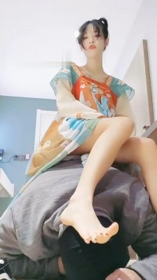 直播视频 《奶味小仙女》汉服诱惑-强制闻鞋窝/掐乳插嘴/臭脚捂脸/踩踏喂食 [48分56秒]