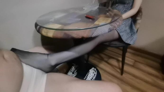 资讯|女王女主 桌子下的黑丝臭脚无意识 [17分26秒]