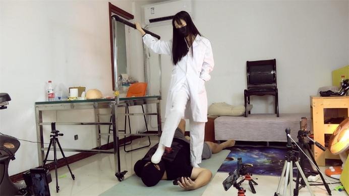 婧児小主 LCT308h 晓G女医师羞辱踩脸 护士鞋碾踩舔鞋底 全语言践踏出轨男友 踩废他！ [48分56秒]