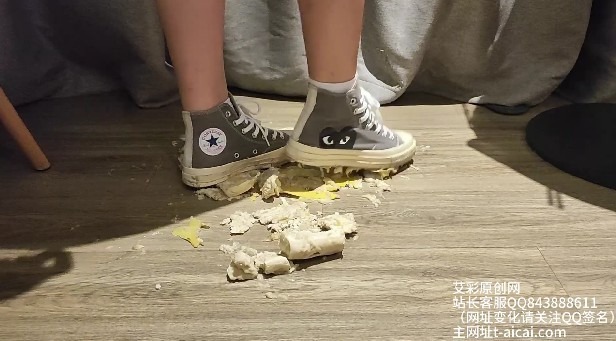 crush 《白白酱酱》灰色帆布鞋踩馒头香蕉 言语羞辱 [9分43秒]
