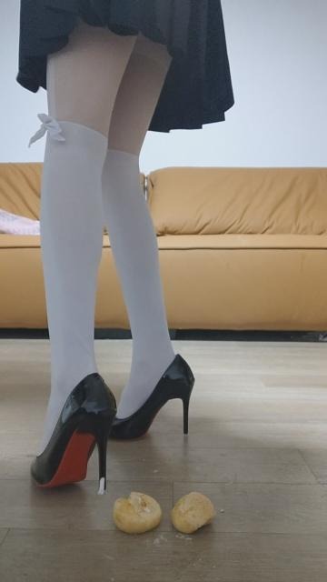 crush 高跟鞋白丝脚踏泡芙 [9分43秒]