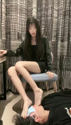 直播视频 《苏西》长靴白袜裸足恋足舔/超强深喉 [48分56秒]