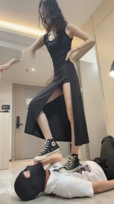 直播视频 《萬一》跪舔超脏高帮鞋/碾压狗爪/喂口水/脚深喉 [48分56秒]