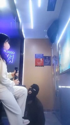 直播视频 《小琪》KTV-运动鞋踩地毯/脚下舔脏鞋 [23分34秒]