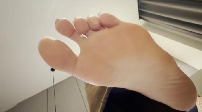 女王女主 41码大脚女大学生 脚底第一视角POV言语羞辱 辱骂贱狗 [9分46秒]