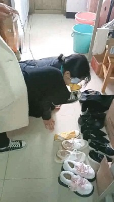 资讯|直播视频 《爱可呀》寝室伺候班花-吸味清理鞋/首尝升水/楼道舔脚 [30分19秒]