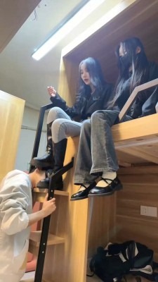 资讯|直播视频 《尤物大大》大学寝室3学生S-强制闻舔脏鞋/踩踏骑马转胯/脚插嘴 [48分56秒]