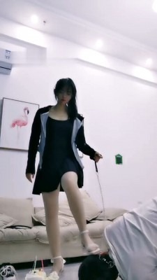 直播视频 《甜桃》给狗过生日-踩踏蛋糕喂食-口水圣水 [48分56秒]