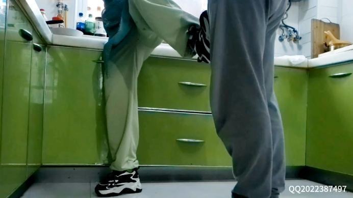 资讯|女王女主 妈妈边做早点边踢裆踩蛋 [17分26秒]