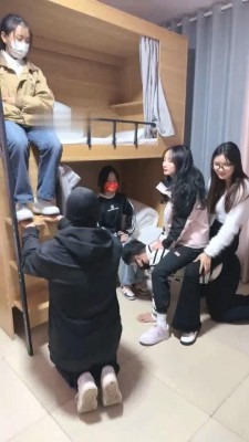 资讯|直播视频 《尤物大大》女生寝室4主VS双奴带新人学妹入圈调 [48分56秒]