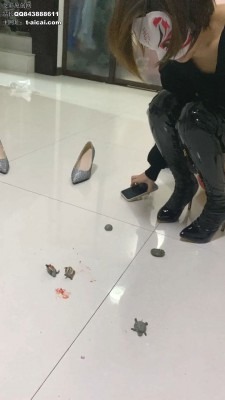 资讯|crush 《雅泫》漆皮高跟靴插踩出血水 [10分31秒]