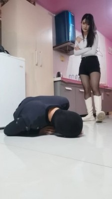 直播视频 《文文文文》素人小姐姐-长靴全体重踩踏/黑丝脚捂脸/脚底喂食 [48分56秒]