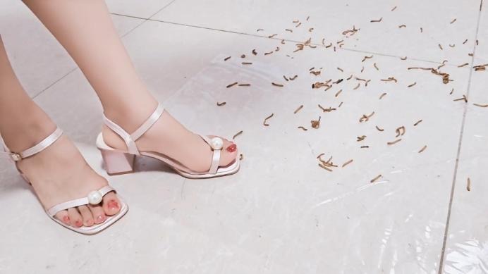 资讯|crush 舞蹈教师仙宁将不听话的学生和家长变成面包虫踩死（全程羞辱） [14分25秒]