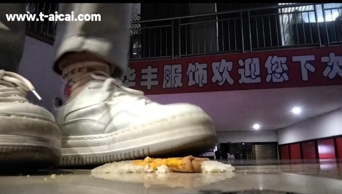 crush 初三小学妹脏鞋底踩食物 [9分43秒]