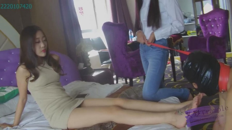 女王女主 主人带着女仆贱狗五星酒店舔脚 [30分19秒]
