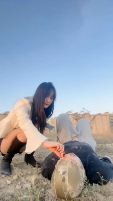 直播视频 《思诺》长靴户外虐-骑马/碾压狗头/喂口水/踩踏舔泥巴脏鞋 [30分19秒]
